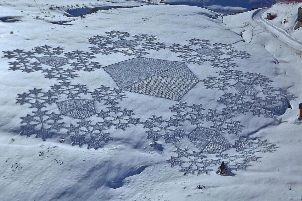 389507 337830532897086 282614611752012 1551247 1775426342 n1 Magnificent Geometric Snow Art by Simon Beck
