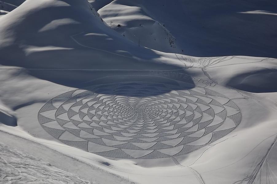 428097 370258159654323 282614611752012 1662655 1814959547 n1 Magnificent Geometric Snow Art by Simon Beck