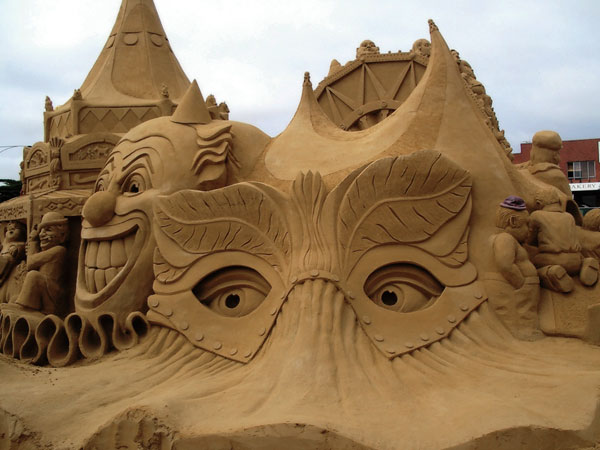 mask1 Staggering Sand Sculptures from Around the World